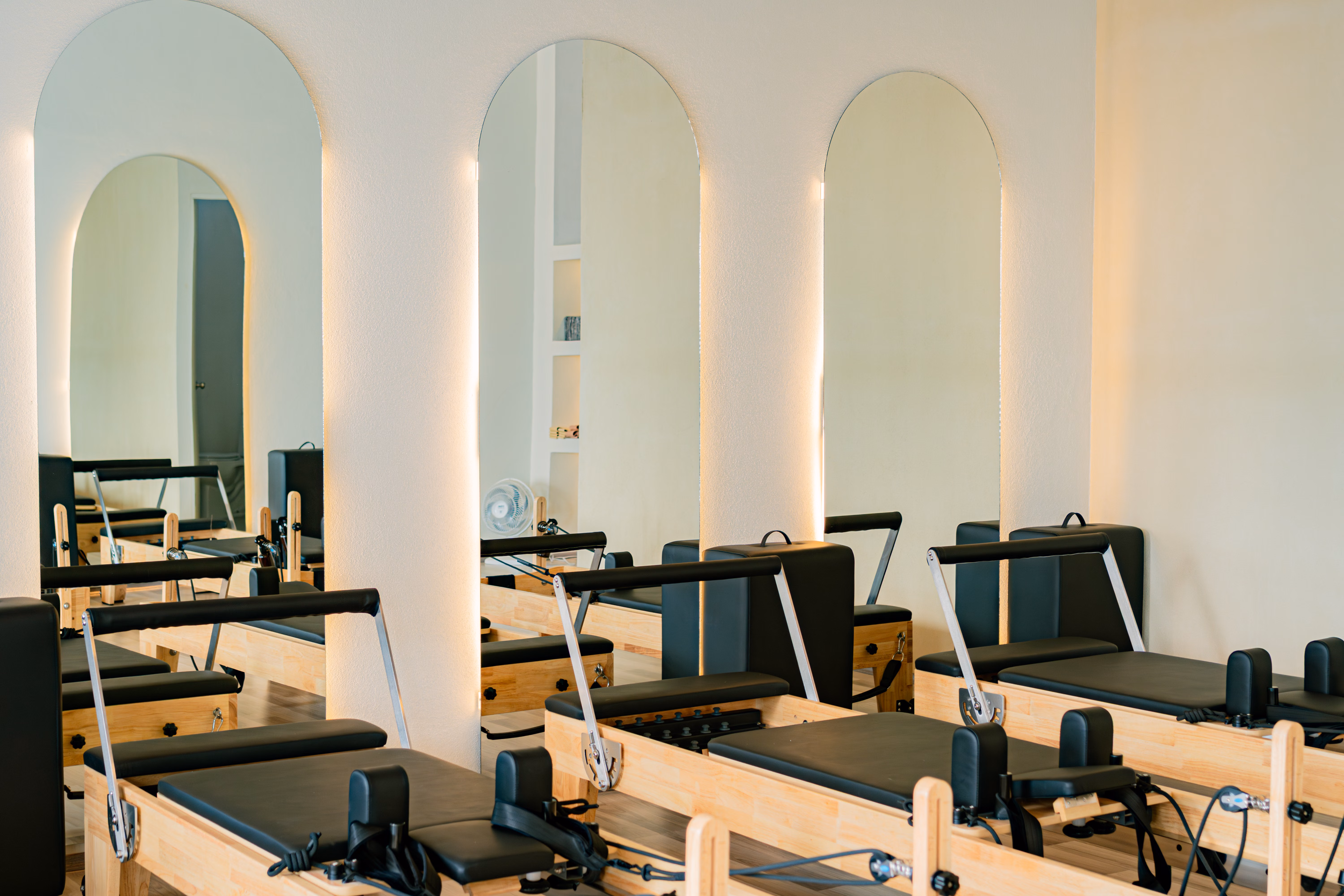 Reformer Pilates Trainer bei der Arbeit